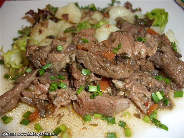 Мясо в соусе из красного вина