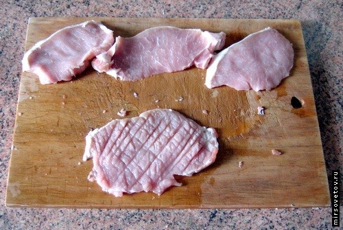 Свинину следует слегка отбить тыльной стороной ножа или молоточком для мяса