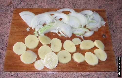 Картошка нарезана кружочками, лук кольцами