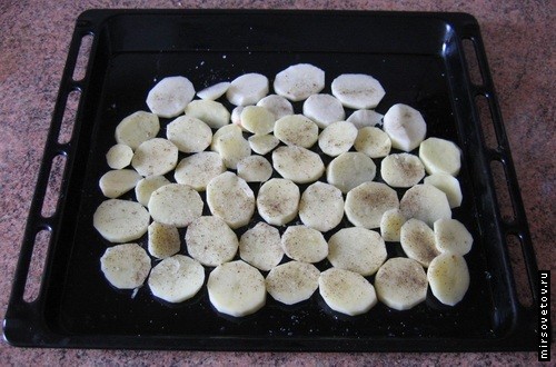 На противень кладем картофель и слегка его присаливаем и перчим